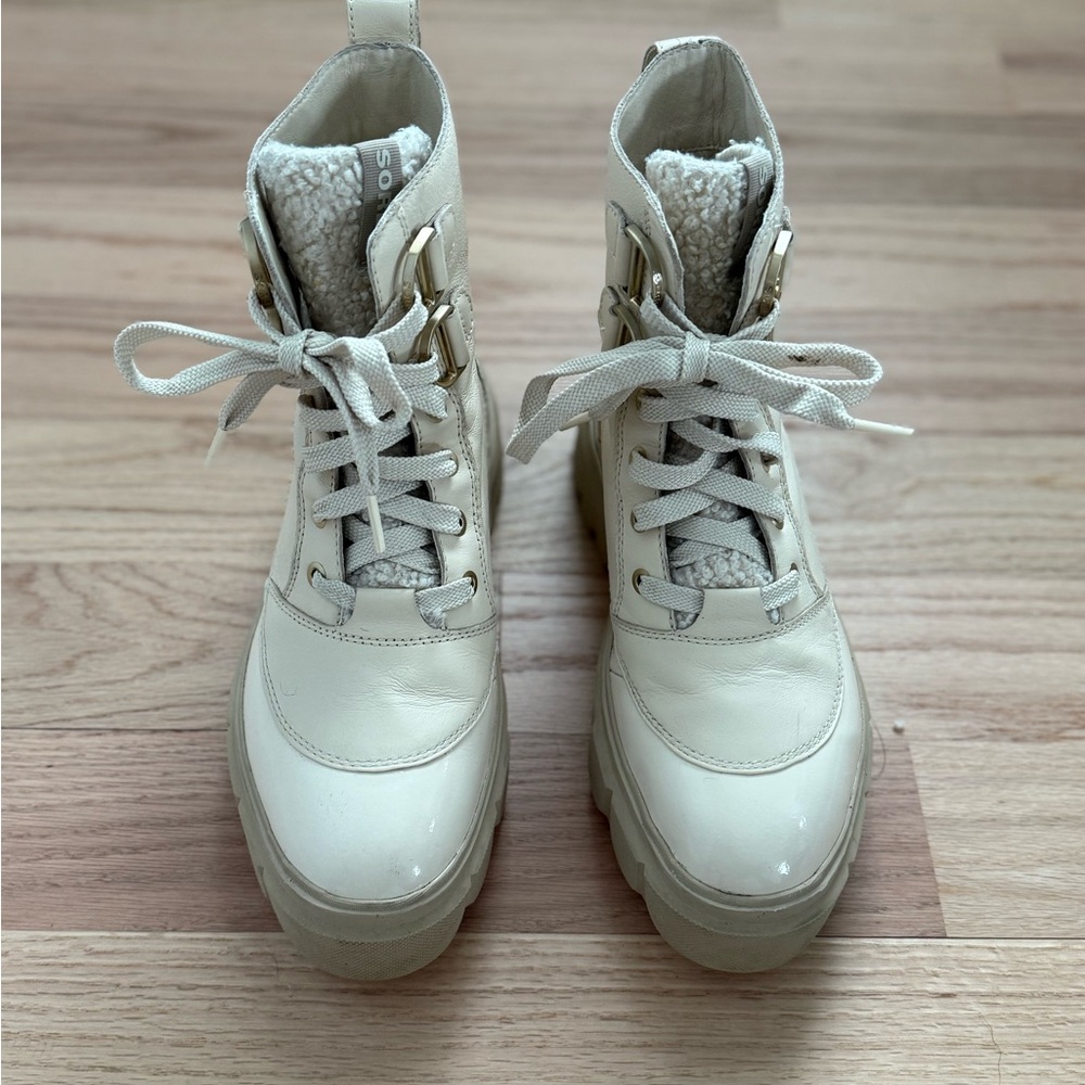 Stylish Sorel Cream Women's Snow Boots - size 9.5